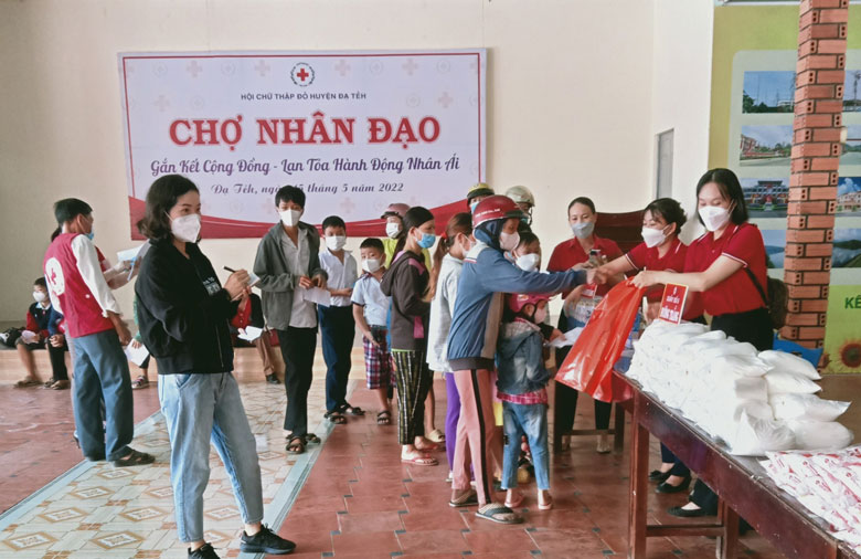 Đạ Tẻh tổ chức Chợ Nhân đạo