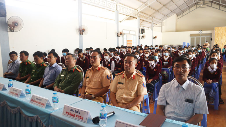 Công an huyện Đức Trọng tuyên truyền Luật giao thông đường bộ
