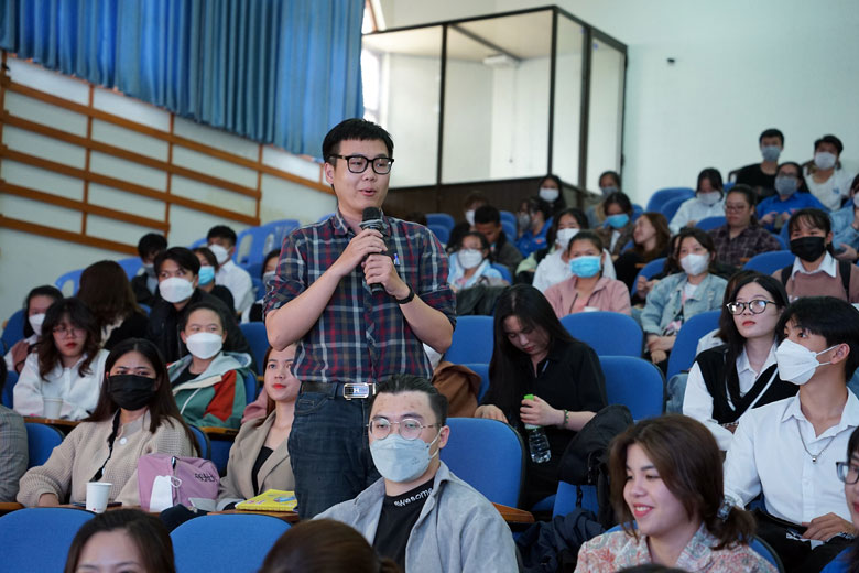Sinh viên đặt câu hỏi