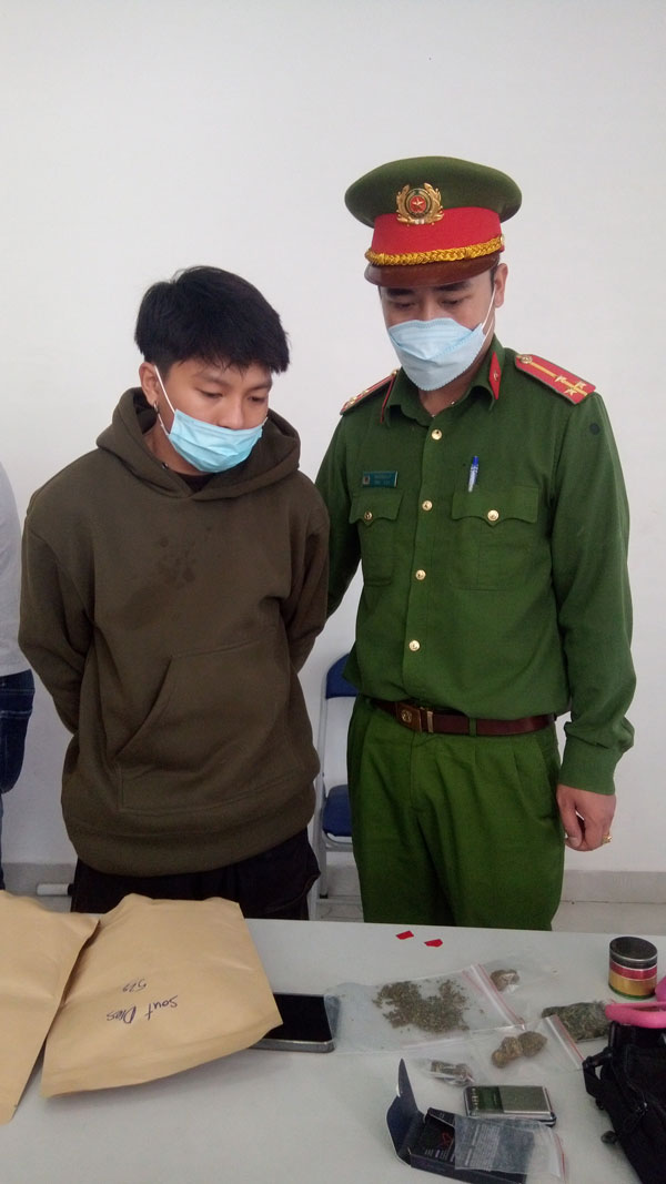 Đà Lạt: Bắt quả tang thanh niên nhận ma tuý từ bưu phẩm