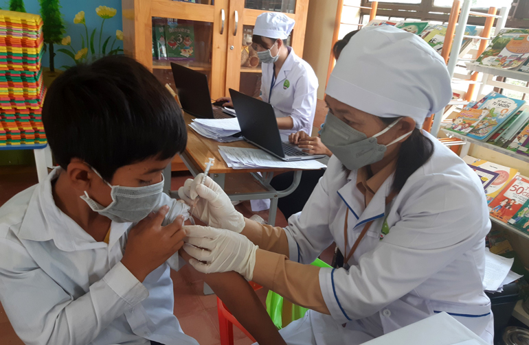 Di Linh: Triển khai tiêm vắc xin phòng Covid-19 đợt 43 cho trẻ lớp 3, 4, 5