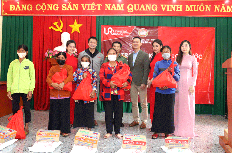 Công ty URC Việt Nam và lãnh đạo địa phương trao tặng quà cho các hộ nghèo tại địa phương