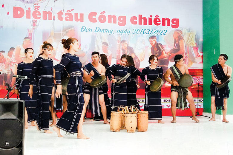 Cô gái K'Ho ''giữ lửa'' cồng chiêng