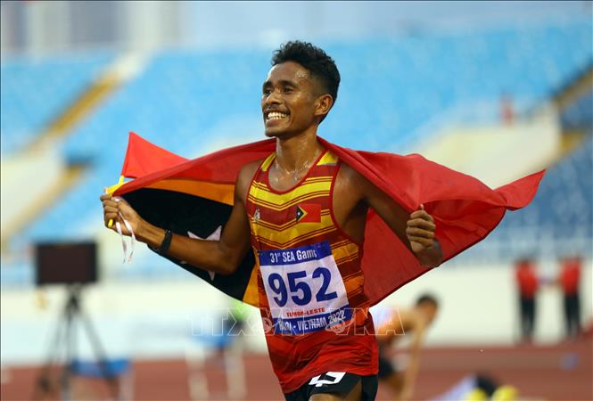 Niềm vui của VĐV Felisberto De Deus (Timor Lester) HCB nội dung chạy 10.000 nam, đây là HCB thứ 2 của VĐV này và của đoàn Timor Lester