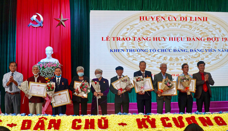 Di Linh: Trao Huy hiệu Đảng cho 25 đảng viên dịp 19/5