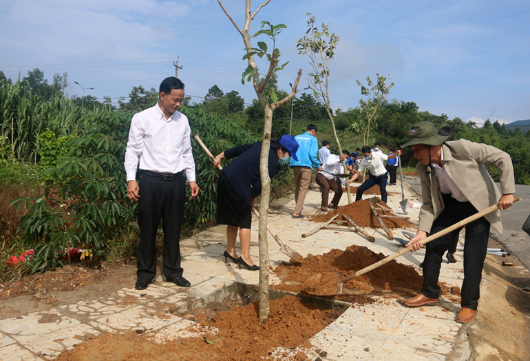 Lãnh đạo huyện Đam Rông và các cơ quan, ban ngành tiến hành trồng cây xanh tại Khu quy hoạch dân cư Đông Nam
