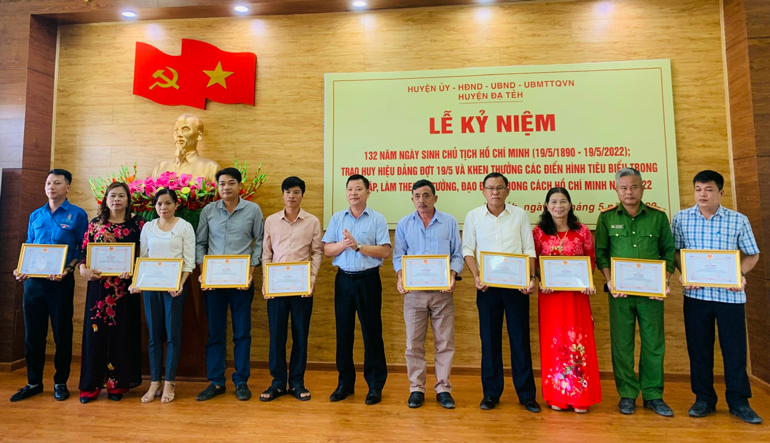 Đồng chí Nguyễn Mạnh Việt – Quyền Bí thư Huyện ủy Đạ Tẻh tặng giấy khen cho các tập thể có thành tích tiêu biểu, điển hình trong học tập và làm theo tư tưởng, đạo đức, phong cách Hồ Chí Minh năm 2022