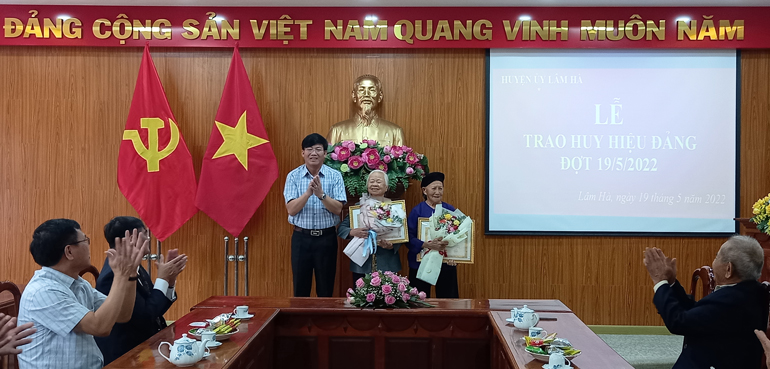 Lâm Hà: Trao Huy hiệu Đảng cho 15 đảng viên đợt 19/5