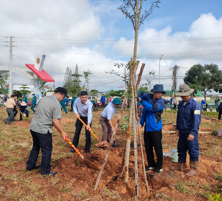 Đồng chí Nguyễn Ngọc Phúc – Bí thư Huyện ủy và đồng chí Nguyễn Văn Cường – Chủ tịch UBND huyện ra quân trồng cây cùng với Nhân dân trên địa bàn xã Phú Hội