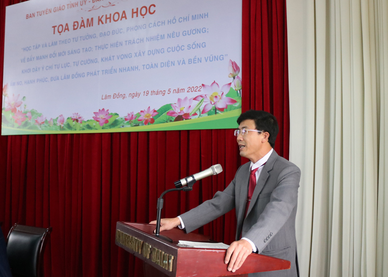 Các đại biểu trình bày tham luận tại buổi tọa đàm