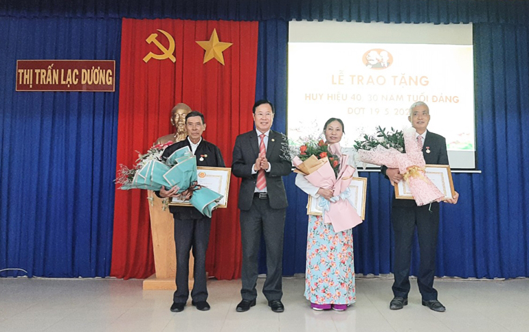 Lạc Dương: Trao tặng Huy hiệu Đảng đợt 19/5