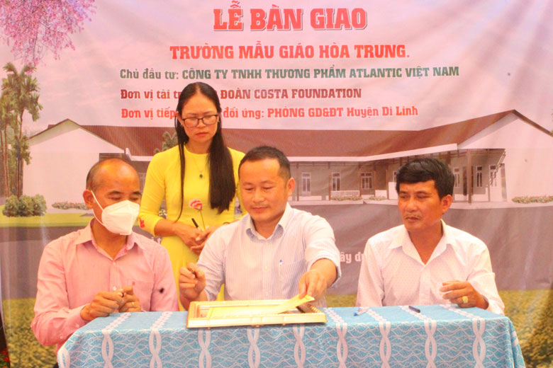 Bàn giao công trình Trường Mẫu giáo Hòa Trung