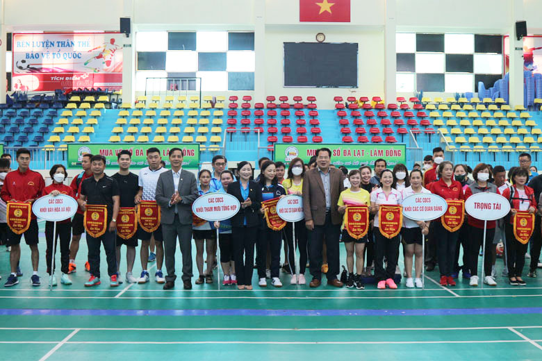 Chụp ảnh lưu niệm các vận động viên tham gia