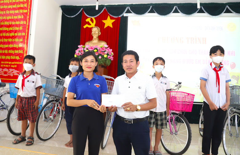 Trao tặng sân chơi và xe đạp cho thiếu nhi Đạ Tẻh