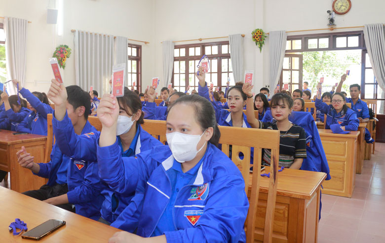 Các đại biểu biểu quyết dự thảo Nghị quyết Đại hội