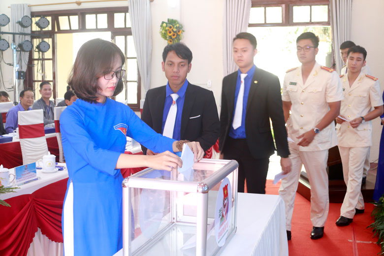 Các đại biểu bỏ phiếu bầu Ban Chấp hành Huyện Đoàn Lạc Dương khóa XI, nhiệm kỳ 2022 - 2027
