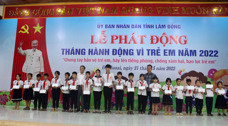 Ông Đặng Trí Dũng - Phó Chủ tịch UBND tỉnh và ông Nguyễn Văn Trong - Giám đốc đại diện tổ chức Dillon International tại Việt Nam, trao học bổng cho các em học sinh huyện Đạ Huoai