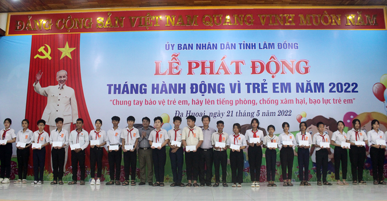 Ông Hồ Ngọc Phong hải – Phó Bí thư Thường trực huyện Đạ Huoai và ông Nguyễn Tiến Dũng – Phó Giám đốc Sở Lao động Thương binh và Xã hội trao học bổng cho các em học sinh