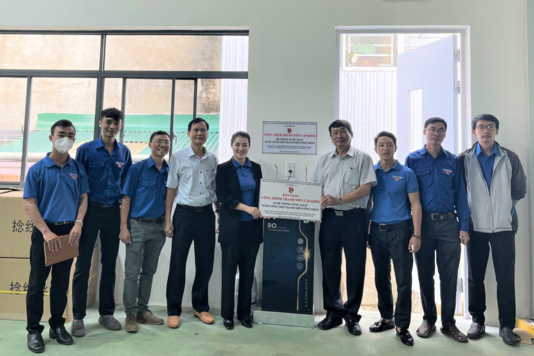Trao tặng hệ thống cung cấp nước uống cho thanh niên công nhân