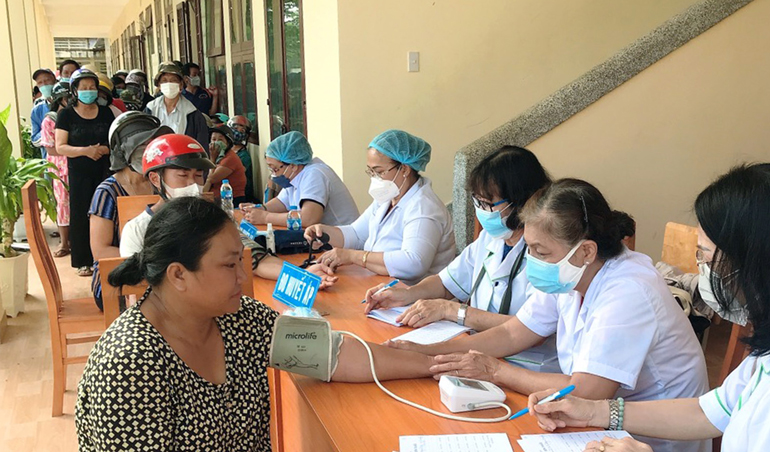 Hội Khuyến học tỉnh phối hợp trao 300 phần quà và khám sức khỏe cho người dân