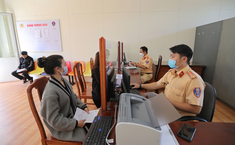 Người dân bày tỏ hài lòng khi rút ngắn thời gian, quãng đường đi lại khi làm thủ tục cấp biển số xe tại công an xã, phường, thị trấn
