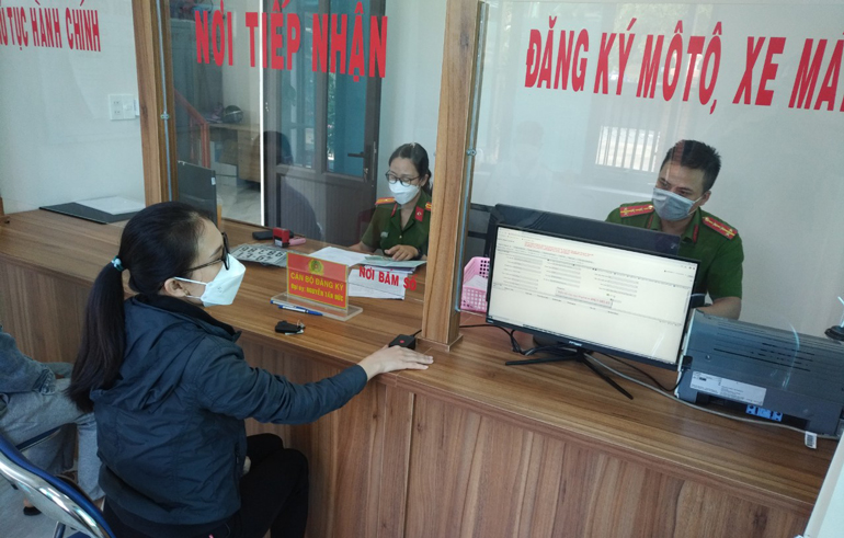 Lần đầu tiên người dân xã Hiệp Thạnh, huyện Đức Trọng đăng ký biển số xe máy ngay tại công an xã