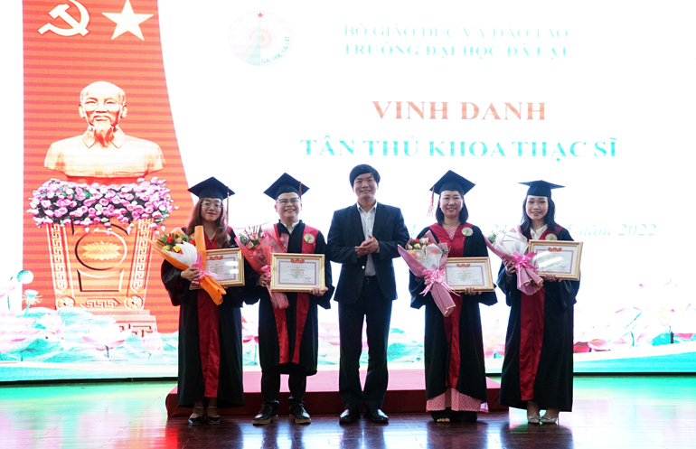 Phó hiệu trưởng trao Giấy khen cho các tân thủ khoa thạc sĩ