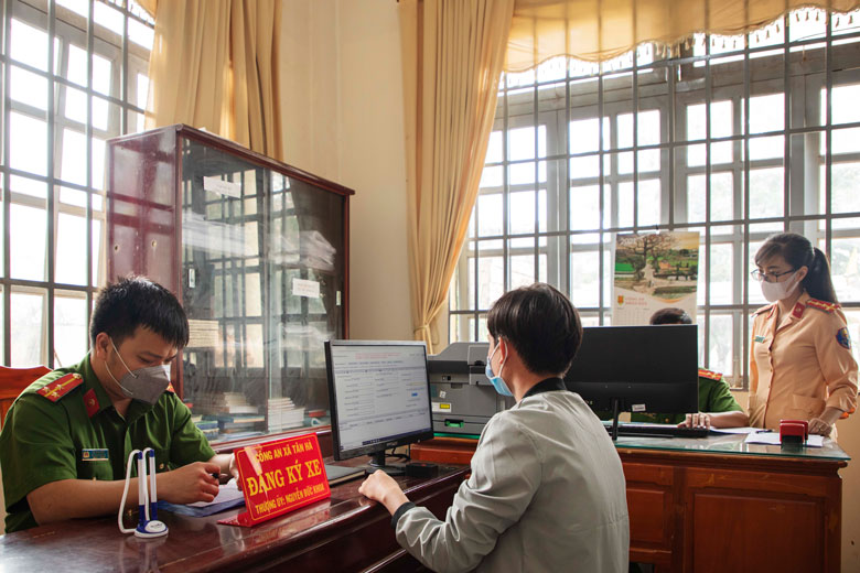 Người dân phấn khởi làm thủ tục đăng ký xe tại địa phương