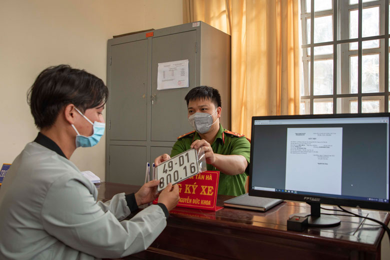 Công an xã Tân Hà, huyện Lâm Hà trao biển số xe cho người dân chỉ sau chưa đầy 10 phút làm thủ tục