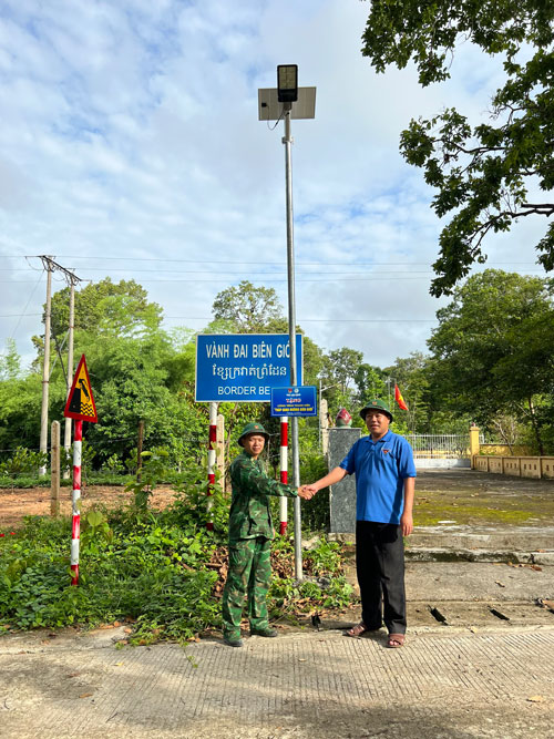 Bàn giao công trình Thanh niên thắp sáng đường biên