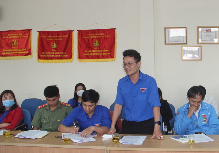 Các đại biểu trình bày ý kiến tham luận tại hội nghị