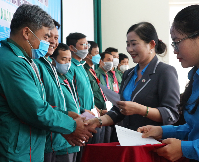 Trao quà cho người lao động nhân Tháng Công nhân 2022