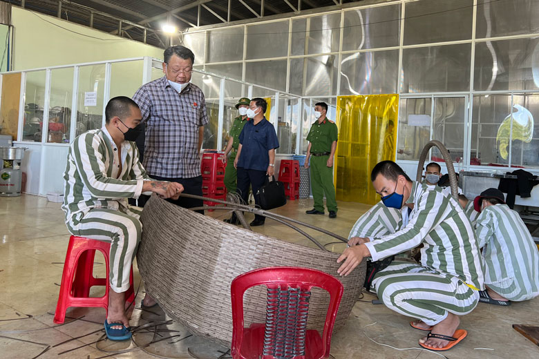 Định hướng dạy nghề cho phạm nhân