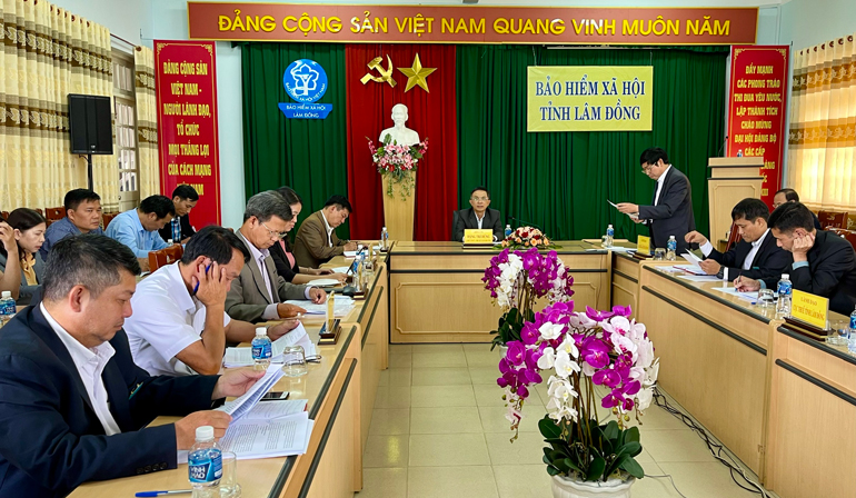 Ông Đậu Tú Lan – Giám đốc BHXH tỉnh báo cáo tình hình công tác và khó khăn, kiến nghị của ngành BHXH với UBND tỉnh