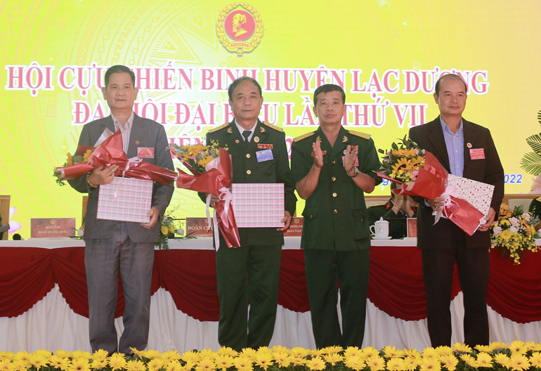Tặng quà cho lãnh đạo Hội Cựu chiến binh huyện qua các thời kỳ