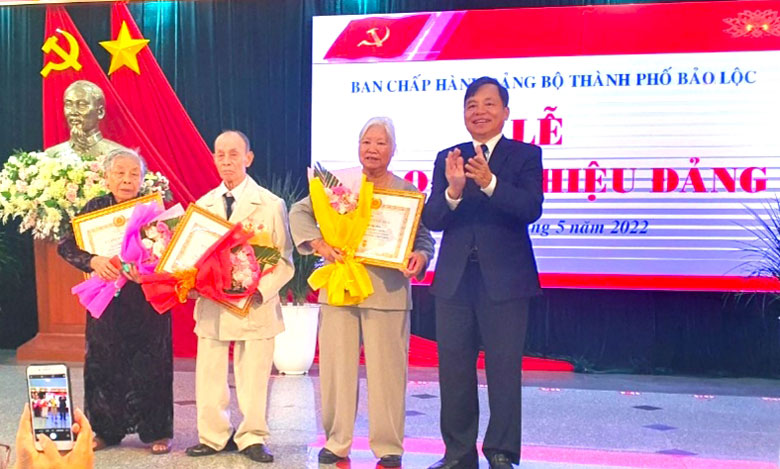 Bảo Lộc: Trao Huy hiệu Đảng đợt 19/5 cho 74 đảng viên