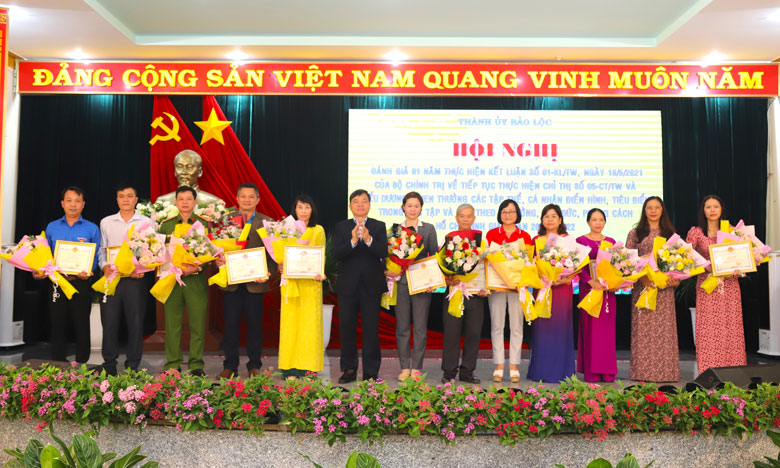 Tuyên dương, khen thưởng các tập thể xuất sắc trong học tập, làm theo Bác