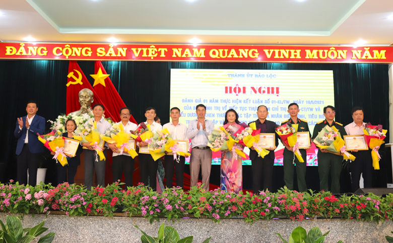 Các cá nhân biêu biểu học tập, làm theo Bác nhận khen thưởng của TP Bảo Lộc