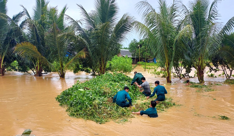 Các lực lượng tập trung khơi thông dòng chảy chống ngập cho bà con