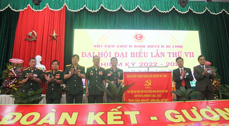 Thường trực Huyện ủy tặng Đại hội bức trướng 