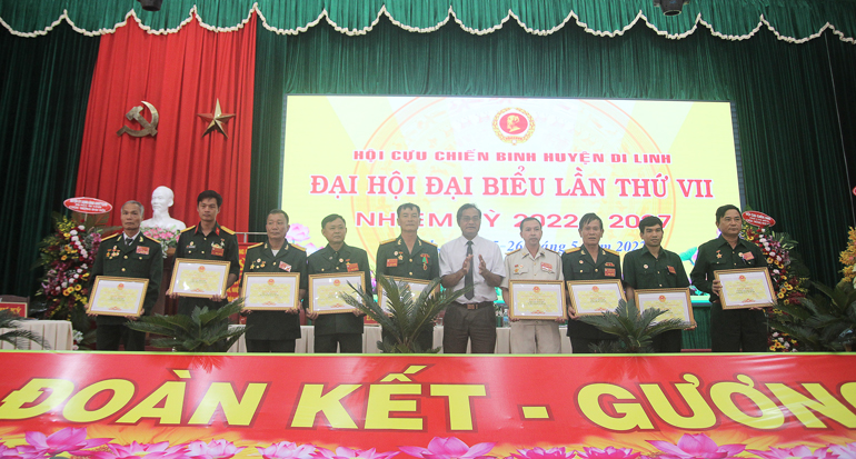 Tặng giấy khen cho các tập thể, cá nhân có thành tích xuất sắc trong phong trào thi đua Cựu chiến binh gương mẫu
