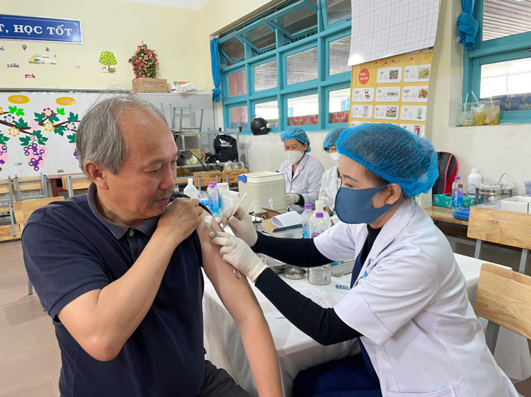 Tập trung tiêm liều nhắc lại lần 1 vắc xin phòng Covid-19 cho người lớn