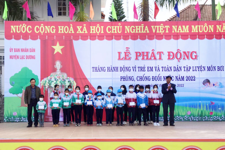 Lạc Dương: Phát động Tháng hành động vì trẻ em và Toàn dân tập luyện môn bơi phòng chống đuối nước