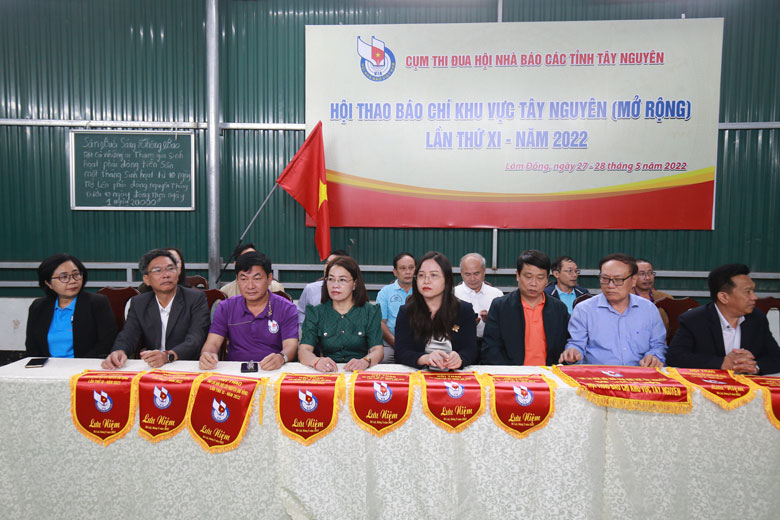 Lãnh đạo các cơ quan báo chí tham dự lễ khai mạc hội thao