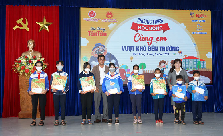 Công ty Đậu phộng Tân Tân trao 598 triệu đồng học bổng cho học sinh Lâm Đồng