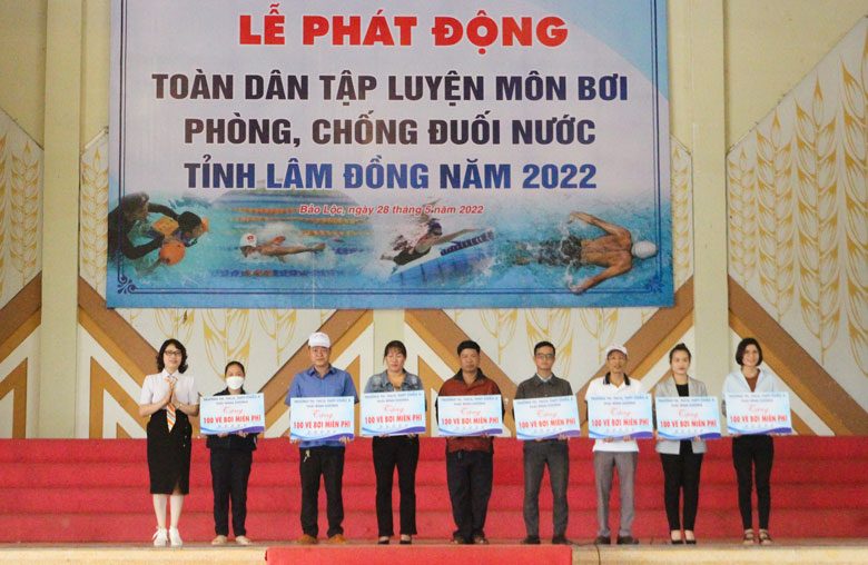 Đại diện các nhà tài trợ tặng xuất học bơi miễn phí cho đại diện các em học sinh trên địa bàn các phường, xã của thành phố Bảo Lộc