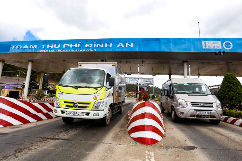Đẩy nhanh tiến độ dán thẻ ETC, hoàn thành lắp đặt hệ thống thu phí điện tử không dừng tại trạm BOT Định An