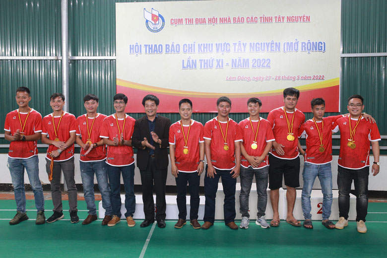 Ban tổ chức trao huy chương cho các vận động viên đạt thành tích cao tại hội thao 