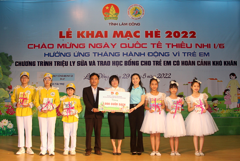 Trao học bổng và quà cho thiếu nhi