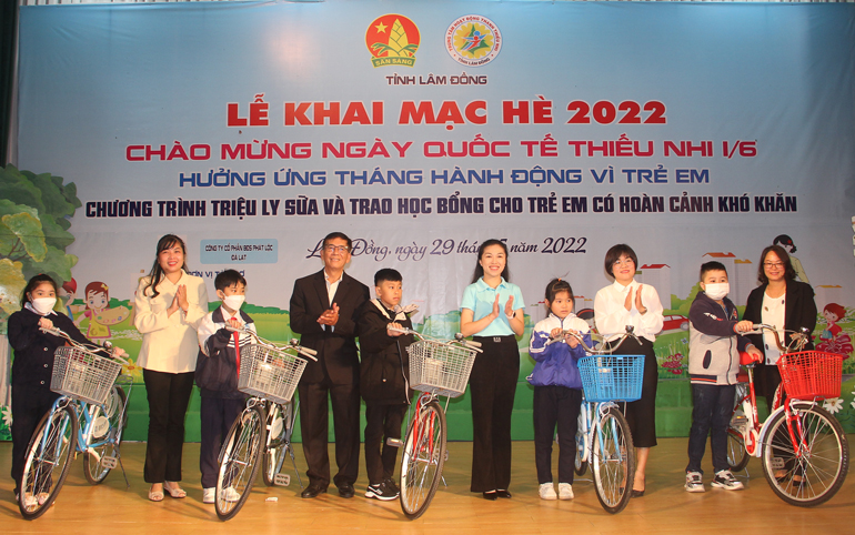Trao xe đạp cho các em thiếu nhi có hoàn cảnh khó khăn